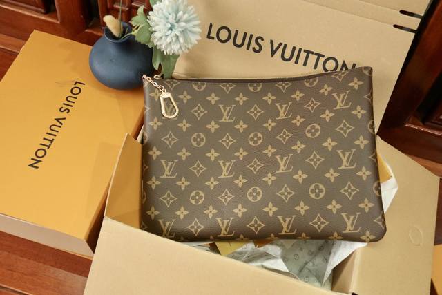 M13561 Exclusive Real-Life Photos This Refreshed Pochette Cl S L Is A Modern Rei