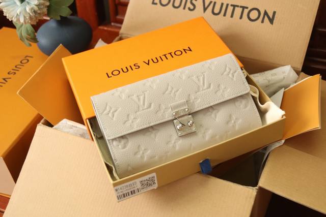 M13463 Gray Leather Portefeuille Sara Metis. The Flap Is Adorned With A Golden S