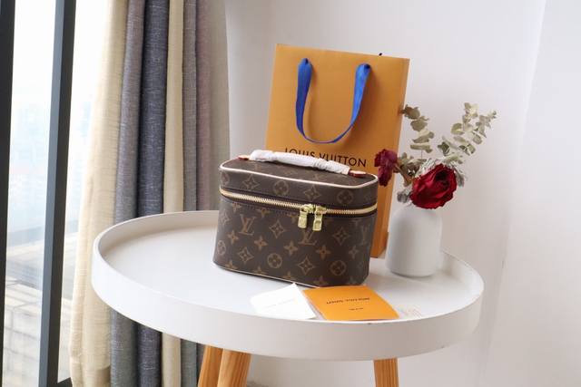 U Small Makeup Bag M44495 Inspired By The Iconic Nice Makeup Bag, This Elegant T