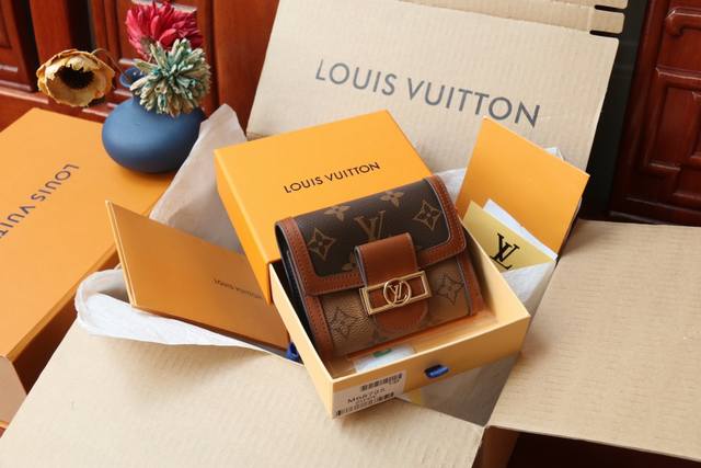 Dauphin Short Wallet M68725 Drawing Inspiration From The Classic Dauphine Handba