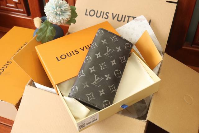 Authentic Quality, Exclusive Photos M11709 This Pocket Wallet Is Crafted From Br