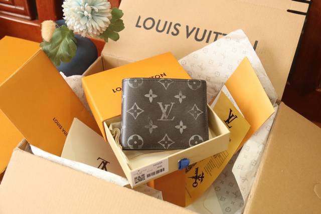 Authentic Quality, Exclusive Photos M11708 This Slender Wallet Is Crafted From B