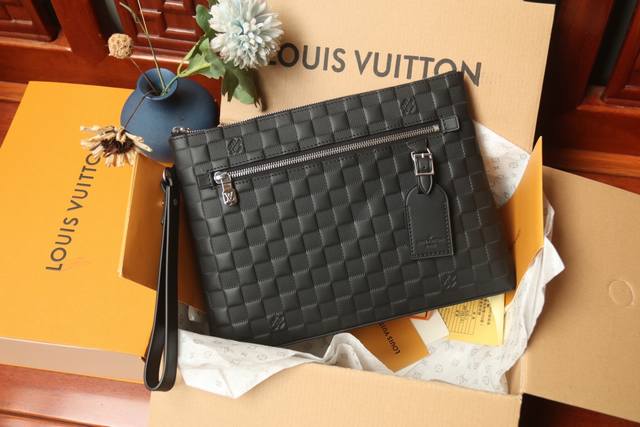 N40504 Embossed 440 This Takeoff Handbag Is Crafted From Damier Infini Leather,