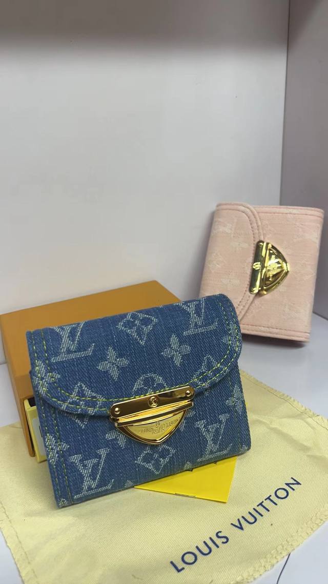 M82599 Denim Blue! Key Case Wallet Series This Zippered Wallet Is Crafted From M