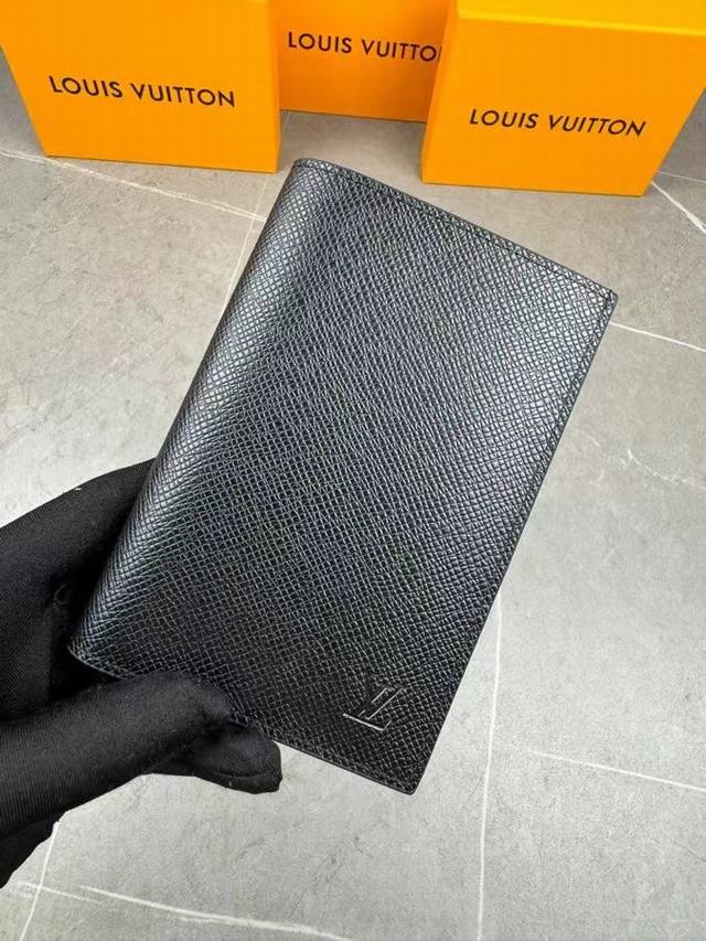 M64502! The Perfect Companion For Fashionable Travel. Featuring A Luxurious Grai