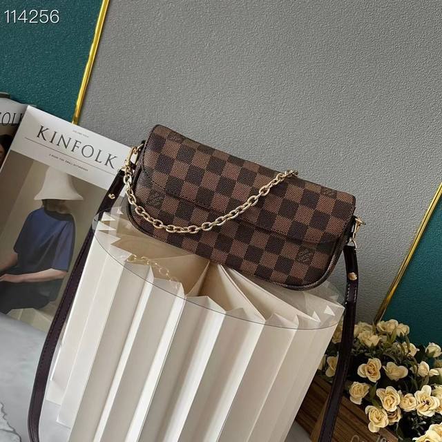 Monogram Canvas With Color-Changing Leather M81992 Monogram M81911 Wallet On Cha