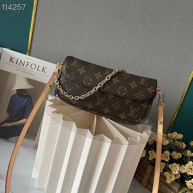 Vintage Pattern With Color-Changing Leather M81992 Vintage M81911 Wallet On Chai