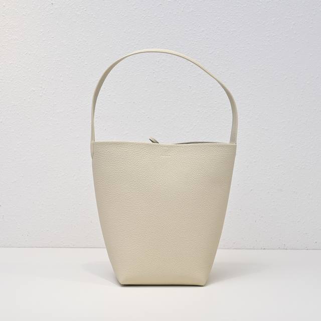 New Logo Medium-Sized Tr Bucket Bag: This Bag Is A True Masterpiece Of Design An