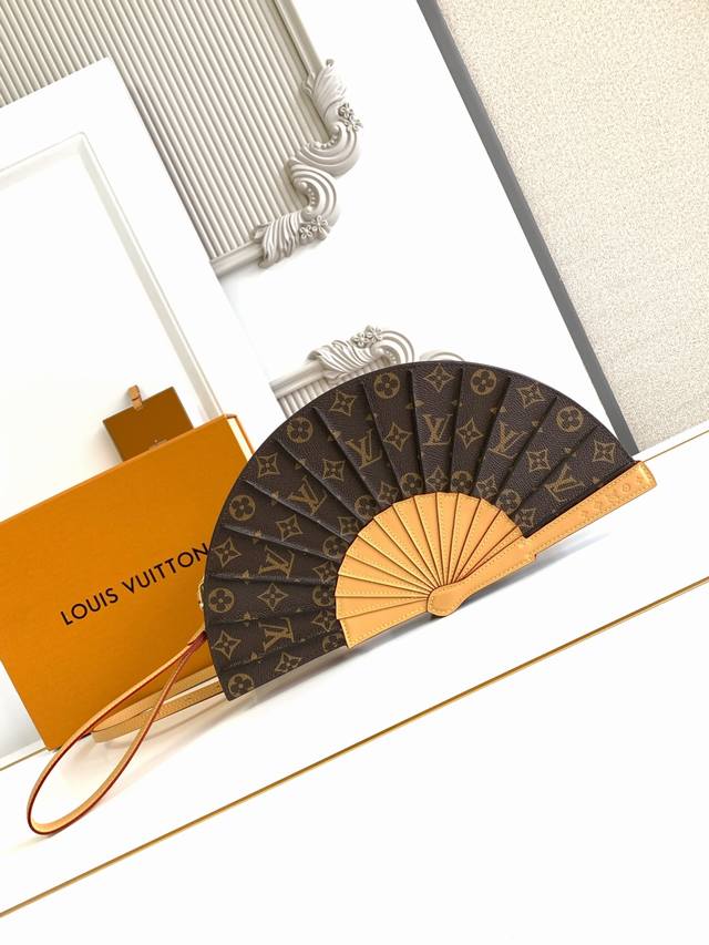 Premium Dynamic Chip Handbag Made From Canvas, Debuting With A Unique Design On