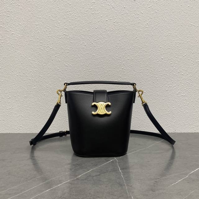 Premium-Grade New Arrival: Ce's New Mini Bucket Bag Louise Features A Sleek, Str