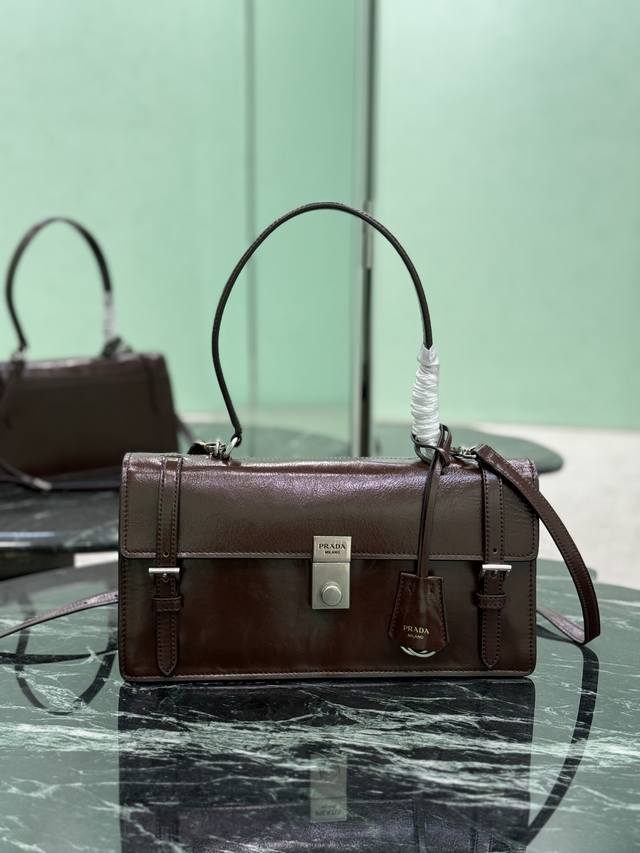 Premium-Grade 25Ss Spring/Summer New Arrival This Leather Handbag Draws Inspirat