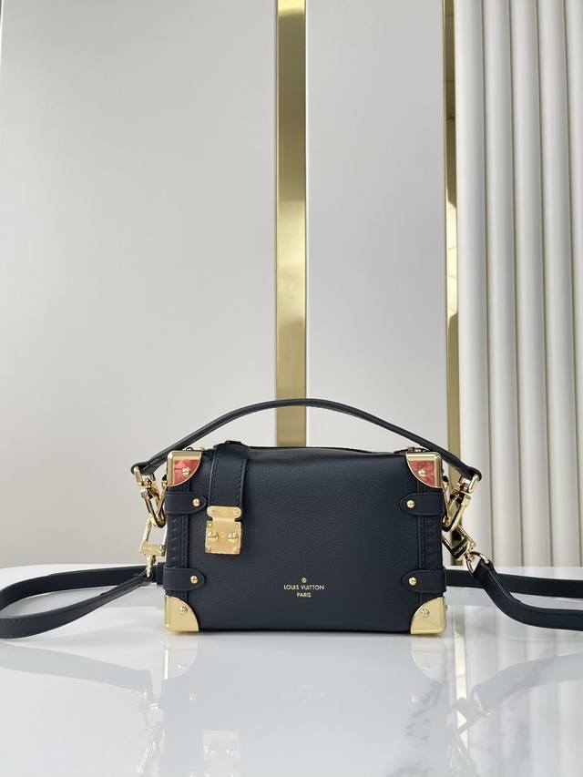 Top-Grade Genuine Leather, Variable Code Chip M23817 Black Dimensions: 18 12.5 8