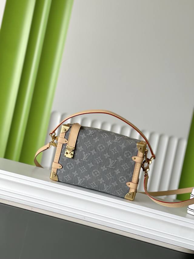 Top-Grade Original M13285 Size: 23.5 16 8.5 Cm Side Trunk Denim Soft Box Bag