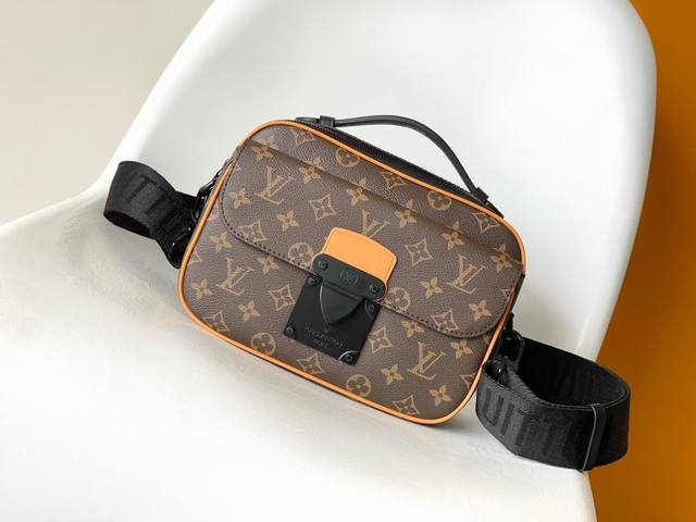 Top-Grade Original Piece Exclusive Real-Shot This S Lock Messenger Bag M58489 Em