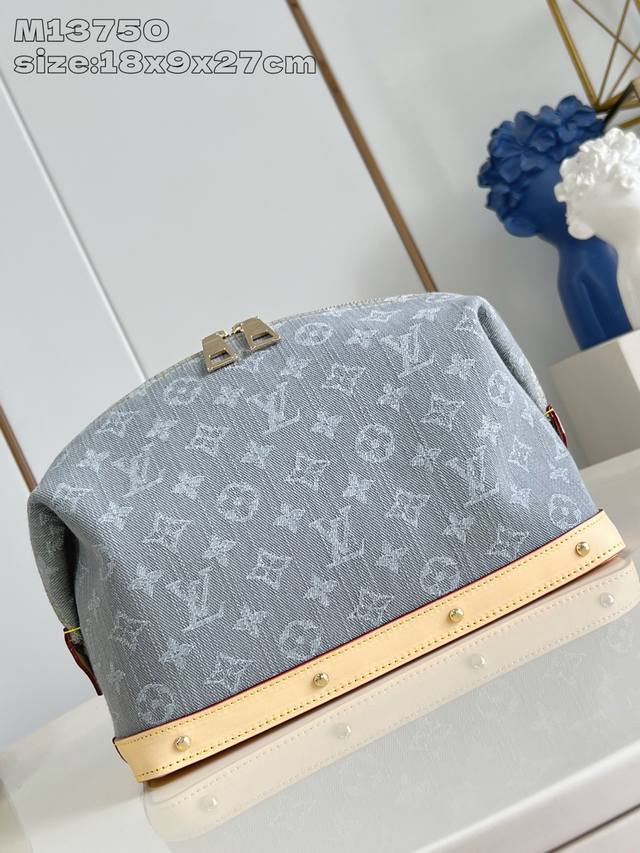 Factory Price P Top-Grade Original M13750 Gray This Large Makeup Bag Is Crafted
