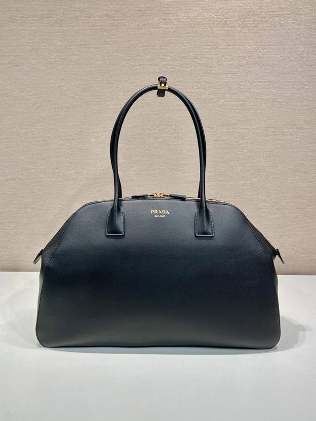 New 1Bg506 This Leather Handbag Reinterprets The Retro Silhouette With Sleek And