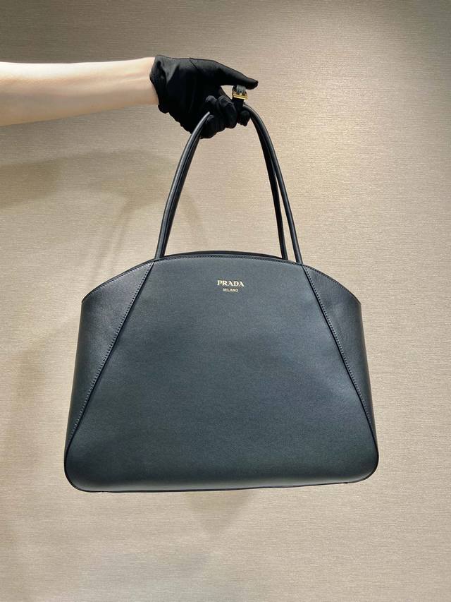 New 1Bg510 Tote Bag This Oversized Leather Handbag Features An Elegant And Sleek
