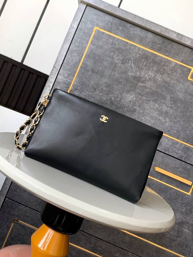 Ohanel 24K Diamond Hand Chain Bag. Who Wouldn't Be Tempted By This? The Golden D