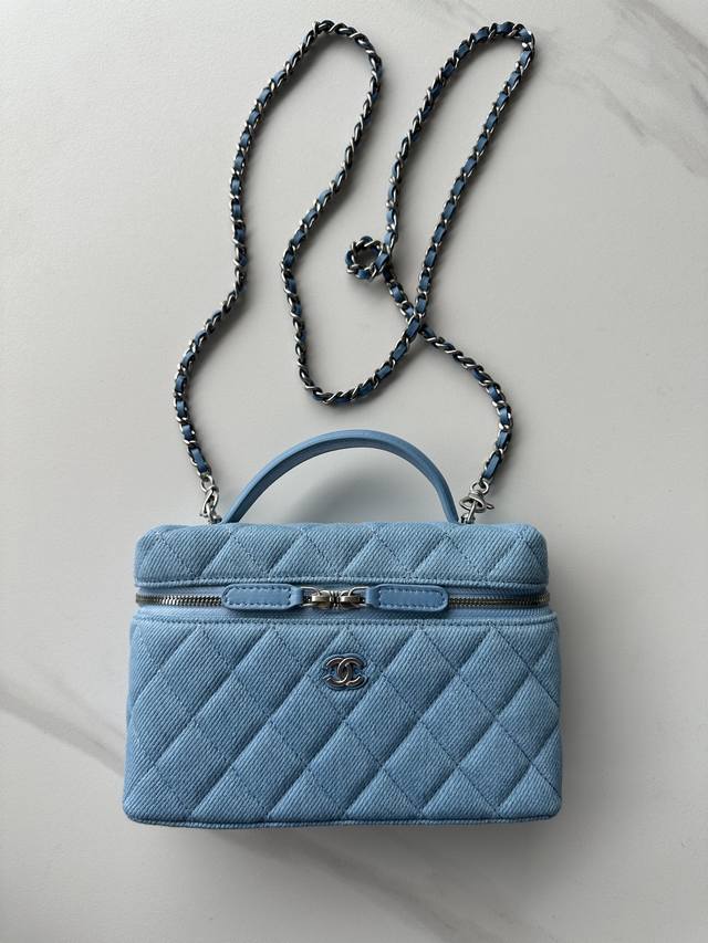 Brand: Chanel Model: A P5700 Description: Authentic Quality, A Classic Masterpie
