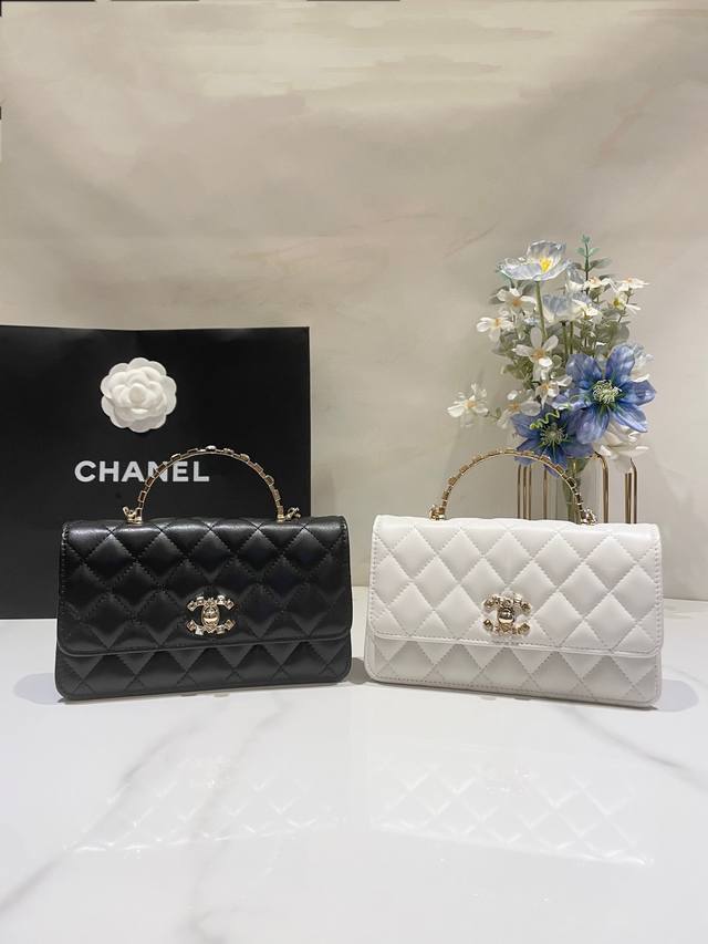 Chane1 24P Crystal Handle Woc Bag Is Truly Love At First Sight. The Crystal Deta