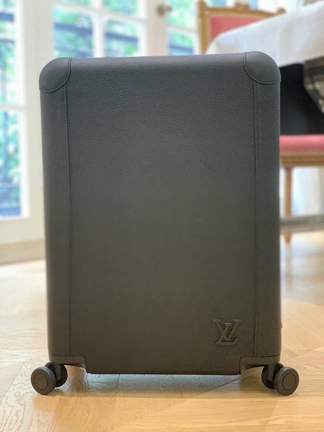 Louis Vuitton Horizon Four-Wheel Luggage Case 55 Cm Dimensions: 38 X 55 X 21 Cm