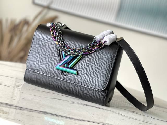 Top-Grade Original Order M22028 Black This Twist Medium-Sized Handbag Is Made Fr