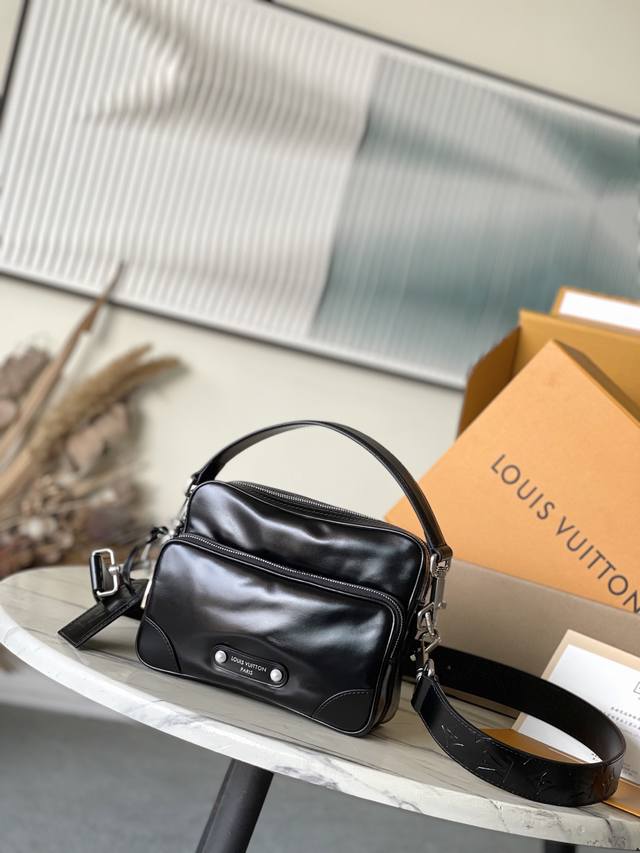 Top-Grain Leather, Top-Tier Original M13987 This Nii Handbag Shines With The Ele