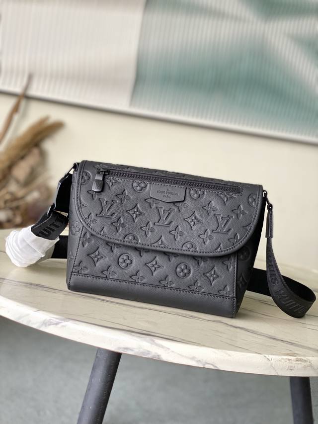 Top-Grain Leather, Premium Original M14874 This Pulse Messenger Bag Is Crafted F