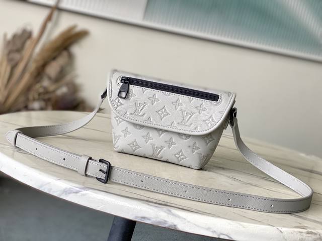 Top-Grain Leather, Premium Genuine Leather, M14794 This Pulse Mini Handbag Is Cr