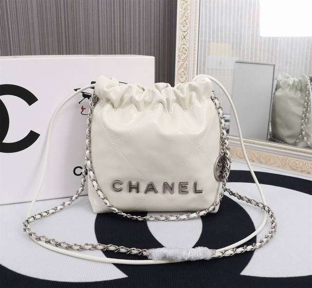 Chanel 2023 Spring/Summer New Mini 22 Bag: Same Glossy Calf Leather As The Large