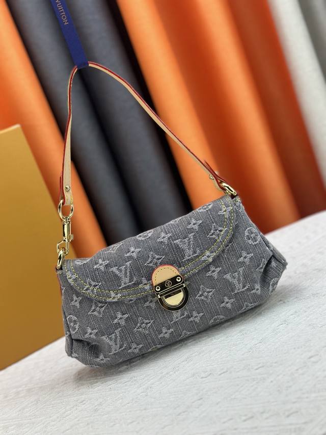 M44470 Dark Blue Denim, Light Blue Denim, Pink Denim, Gray Denim Vintage Bag. Or