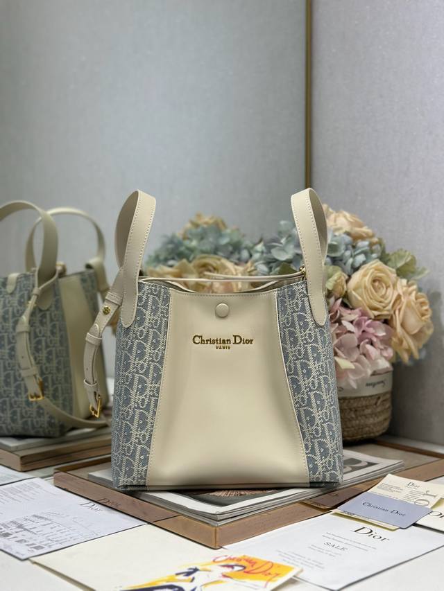 High-End Version, Medium-Sized Signature Bucket Bag Handbag In Gray D Fabric Wit