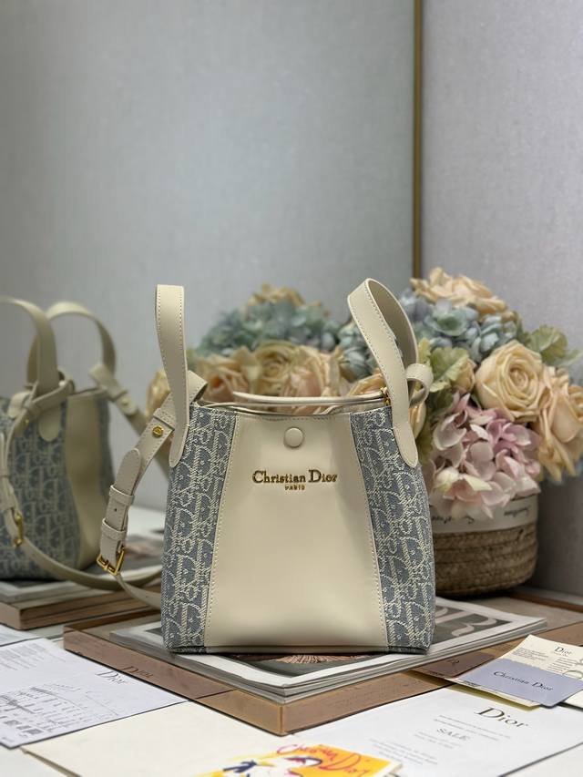 Premium Grade, High Version Small Signature Bucket Bag Handbag Gray D Fabric Wit