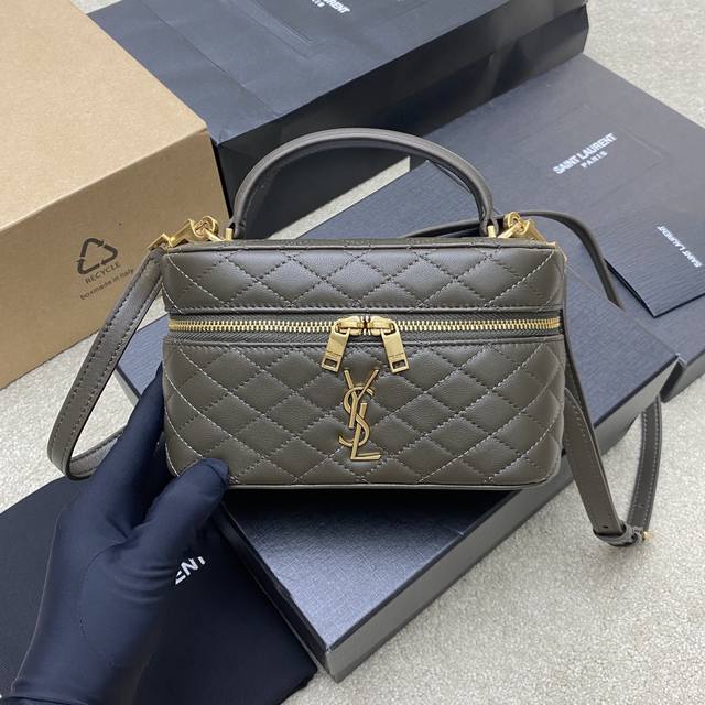 Genuine Leather, Comes With Packaging, Green Sheepskin, Gold, Latest Trendy Shee