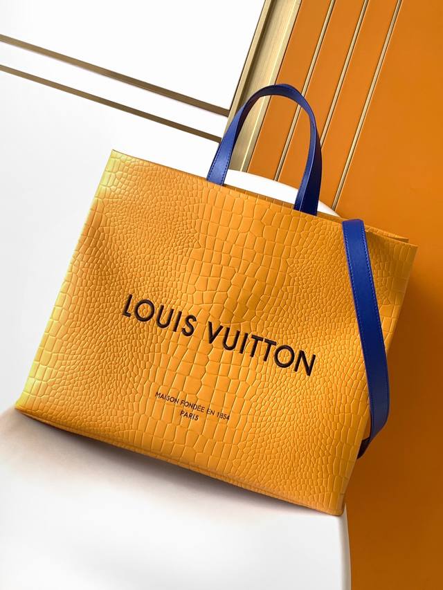 M24457 Crocodile-Patterned Top-Grade Genuine Leather. This Medium-Sized Shopper