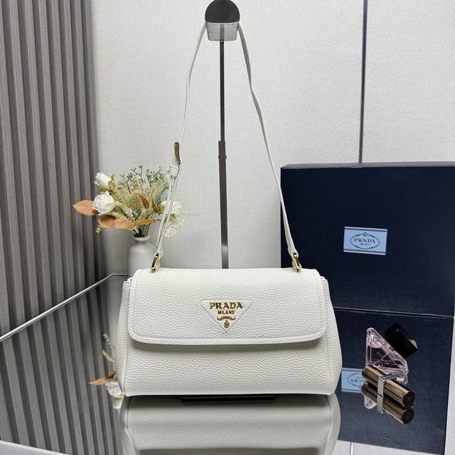 Top-Grade Original Single-Shoulder Bag, New Model 1Bn022. This Single-Shoulder B