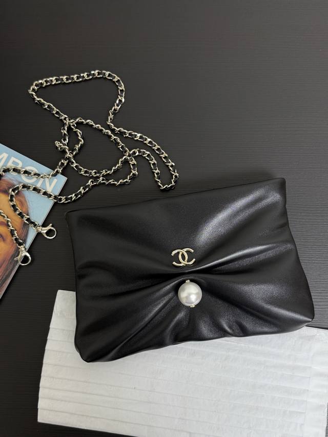 Original Leather, In Stock 25S Pearl Bracelet Bag With A Light Gold Logo, Paired