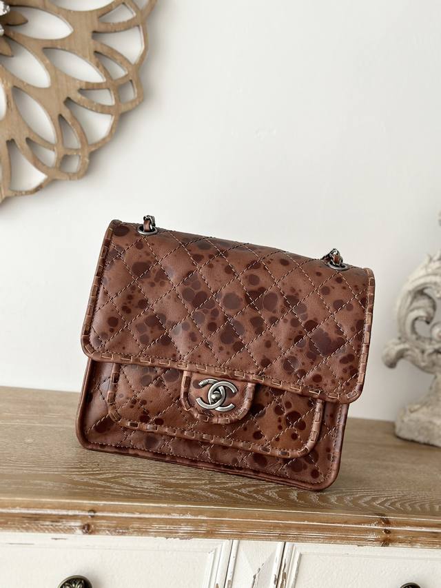 Original Design, In Stock Chanel Vintage Resin Leather Flip-Top Tofu Bag Origina