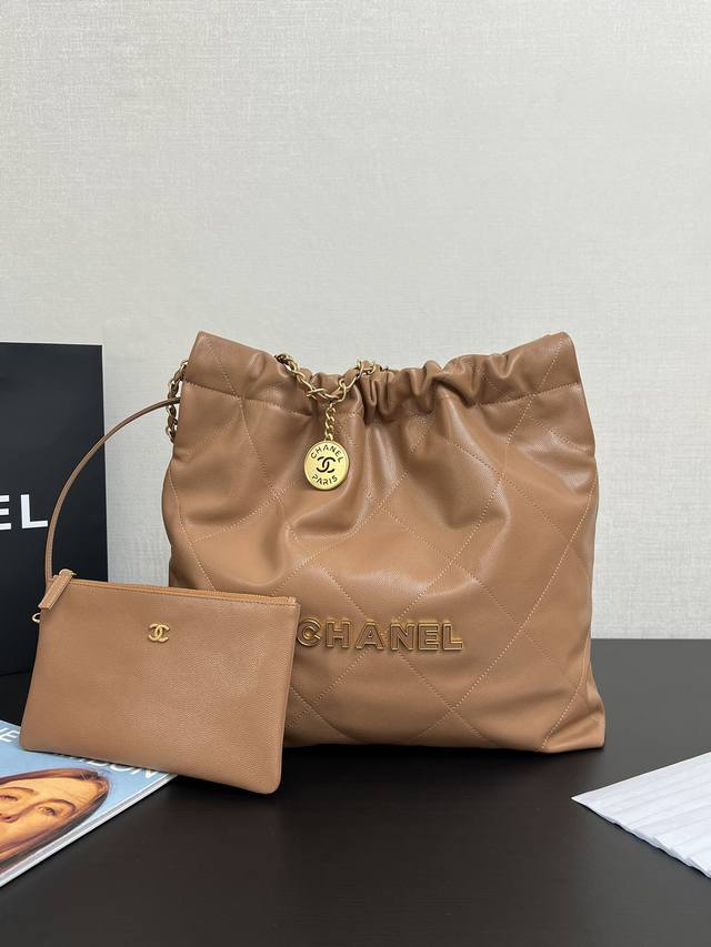 Medium-Sized Genuine Leather Handbag In Stock, Extremely Popular. This Year's Tr