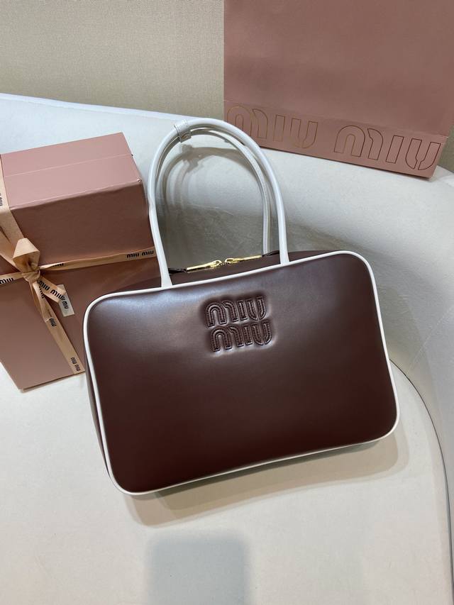 Premium Edition New 5Bb117 Large This Beau Handbag Features Contrasting Handles
