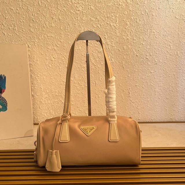 Top-Quality Authentic New Handbag 1Bb127 Now Available. This Handbag Is Made Fro