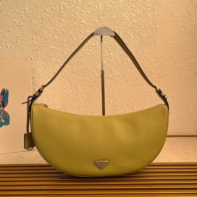 Top-Quality Original New Arrival 1Bc255 Underarm Bag This Leather Handbag Featur