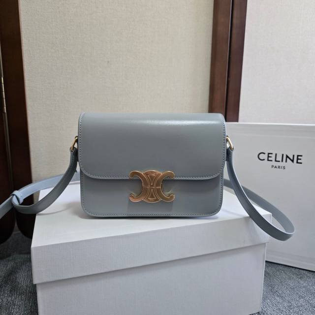 Teen Triomphe Bag A Classic And Tasteful Piece That Initially Seemed Unremarkabl