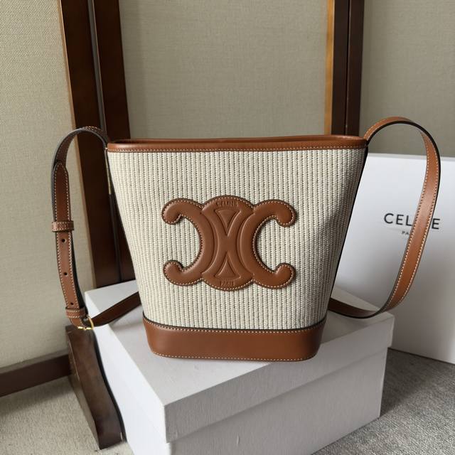 Celine Spring/Summer New Cuir Bucket Bag, Featuring A Three-Dimensional Arc De T