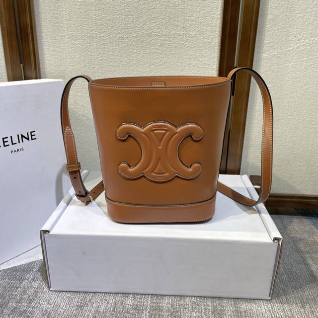 Celine Spring/Summer New Cuir Bucket Bag, Featuring A Three-Dimensional Arc De T