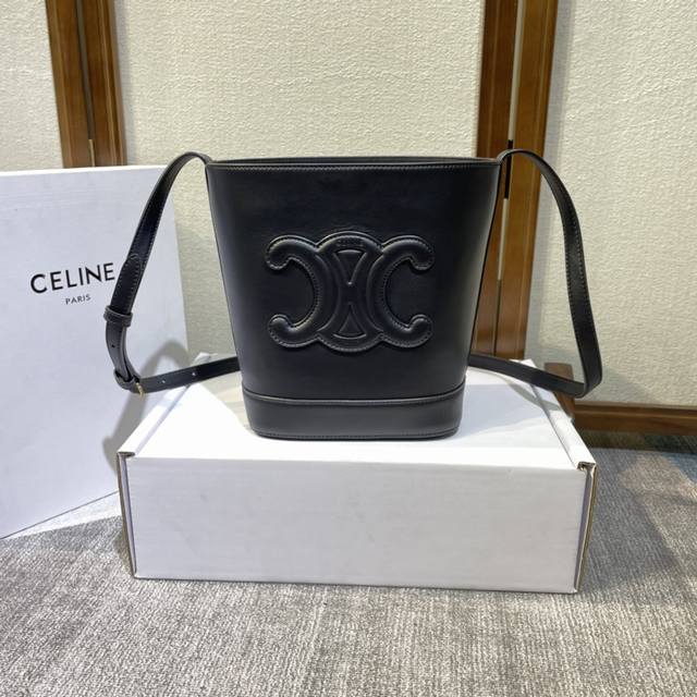 Celine Spring/Summer New Arrival Cuir Bucket Bag, Featuring A Three-Dimensional