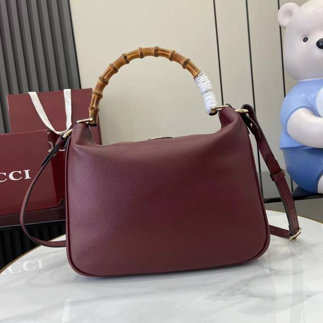 Comes With Full Original Store Packaging. New Arrival. This Shoulder Bag Cleverl