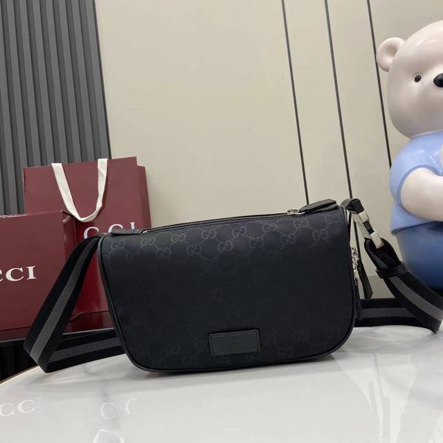 Comes With Full Set Of Original Factory Counter Packaging. Gucci's Latest Model.