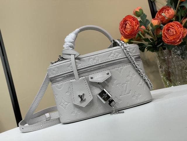 Top-Tier Authentic Replica Exclusive Real-Shot Vanity Chain Pouch Handbag M13593
