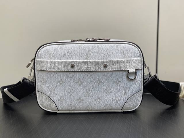 Authentic Premium M31069 White Flower Men's Messenger Bag Alpha Messenger Bag Th